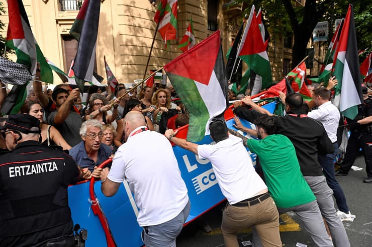 זו לא ההפגנה הראשונה לאורך המרוץ, אבל ללא ספק הקשה ביותר (ANDER GILLENEA / AFP) מחאות בקטע ה-11 של וואלטה