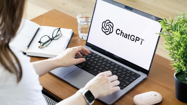 הרוב לא משתמשים בצ'אטבוט בשביל עבודה (צילום: aileenchik/shutterstock) chatgpt