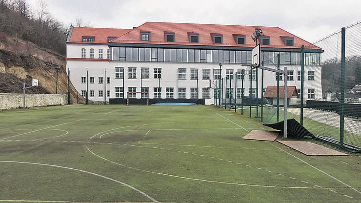 בית הספר ברקע בית הקברות היהודי העתיק בעיירה הפולנית קז'מייז' דולני, שהפך למגרש ספורט ונערכו בו גם מסיבות לילדי העיירה