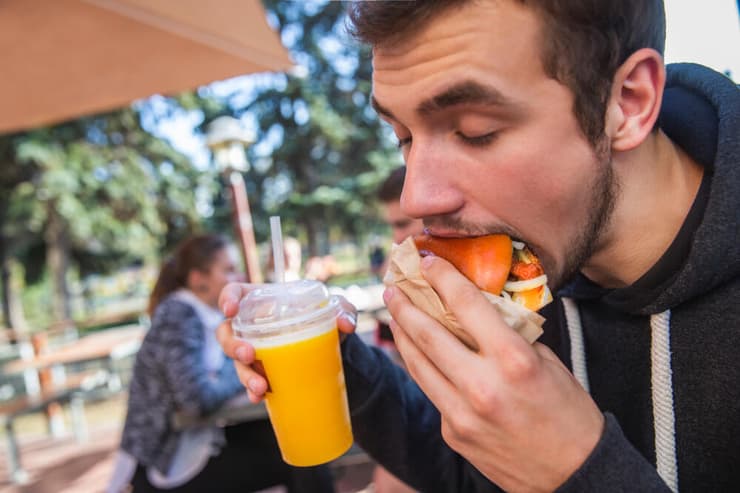 אוהבים לאכול מזון אולטרה-מעובד? מחקרים מצאו שזה פוגע באיכות הזרע שלכם (צילום: shutterstock) מזון אולטרה מעובד