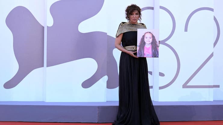 "הושפעתי מאוד מהקול שלה, זה נשאר איתי". כאותר בן הניה, במאית הסרט "הקול של הינד רג'אב" בפסטיבל ונציה (צילום: AFP) כאותר בן הניה, במאית הסרט "הקול של הינד רג'אב" בפסטיבל ונציה