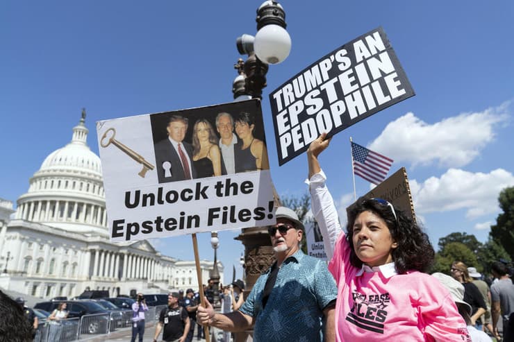 מסיבת עיתונאים של קורבנות אפשטיין מחוץ לקיפטול ארה"ב