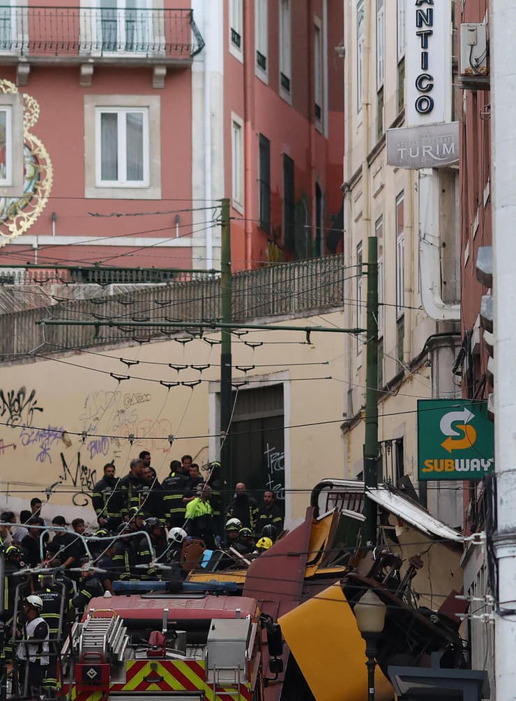 המחלצים בזירת האסון, הערב (צילום: PATRICIA DE MELO MOREIRA / AFP) פורטוגל ליסבון תאונה רכבל פוניקולר