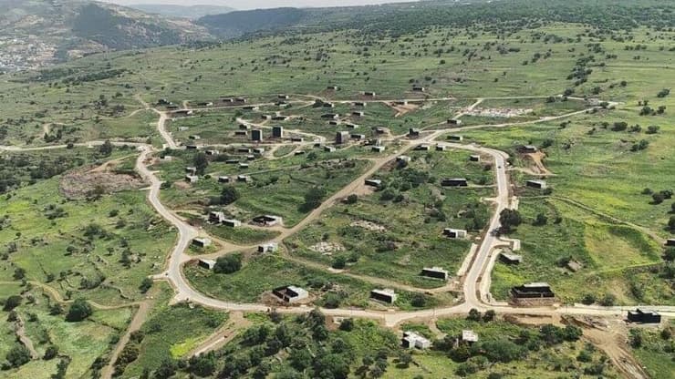 תרגול באש חיה, ואמצעי מעקב לשחזור. "לבנון הקטנה" ברמת הגולן (צילום: דובר צה"ל) לשבייה נבנתה בצפון הגולן