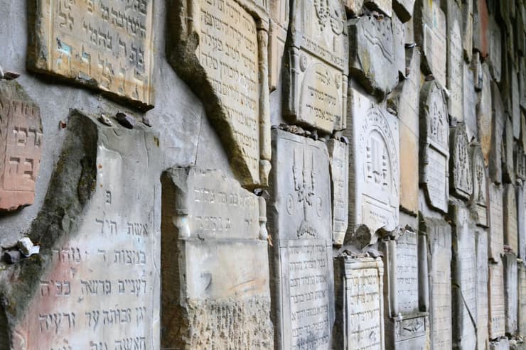 בית הקברות היהודי העתיק בעיירה הפולנית קז'מייז' דולני