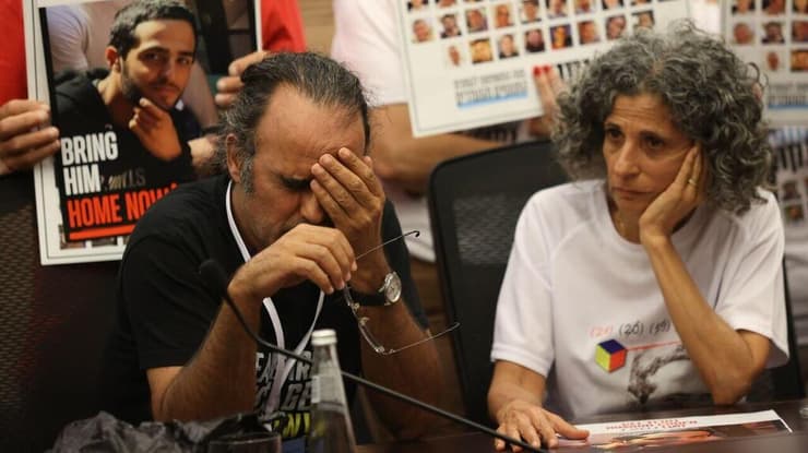 הוריו של נמרוד כהן. "אנחנו זועקים ואתם בהרמות כוסית" (צילום: אלכס קולומויסקי ) ויקי ויהודה כהן בועדת חוץ וביטחון