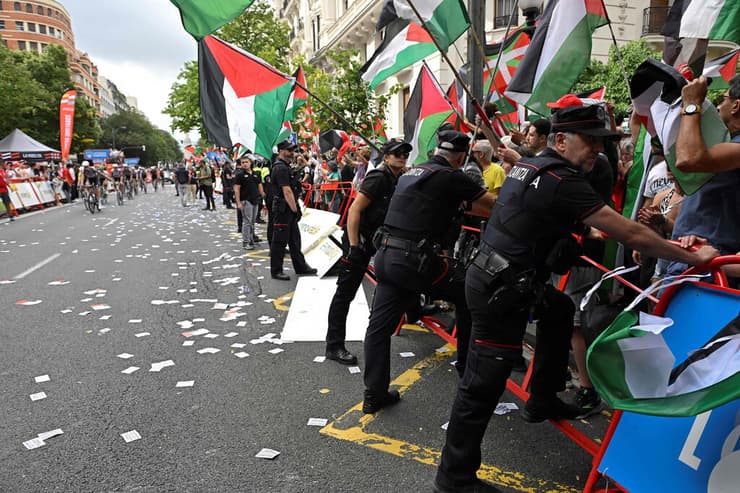 מחאות בקטע ה-11 של וואלטה (ANDER GILLENEA / AFP) מחאות בקטע ה-11 של וואלטה