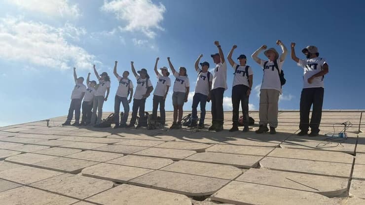 מתבצרים מעל הספרייה הלאומית מחאה למען החטופים וסיום המחאה נתלה על הספרייה הלאומית - מפגינים על הגג