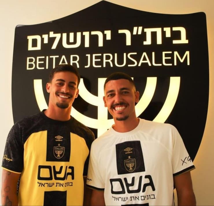 חג'ג' ואלימלך עם המדים הצהובים-שחורים (צילום: באדיבות בית"ר ירושלים) חג'ג' ואלימלך עם המדים הצהובים-שחורים