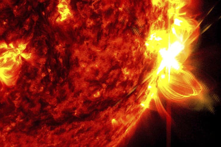 התפרצות סולארית של השמש (צילום: NASA/SDO/AP) התפרצות סולארית