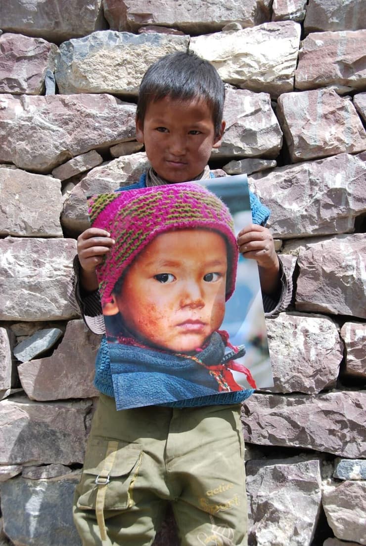 דורג'י ב-2009 מחזיקה את תמונתו מ-2006