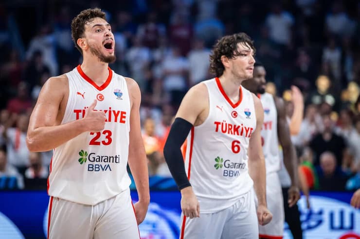 שחקן נבחרת טורקיה אלפרן שנגון עם צ'די אוסמן