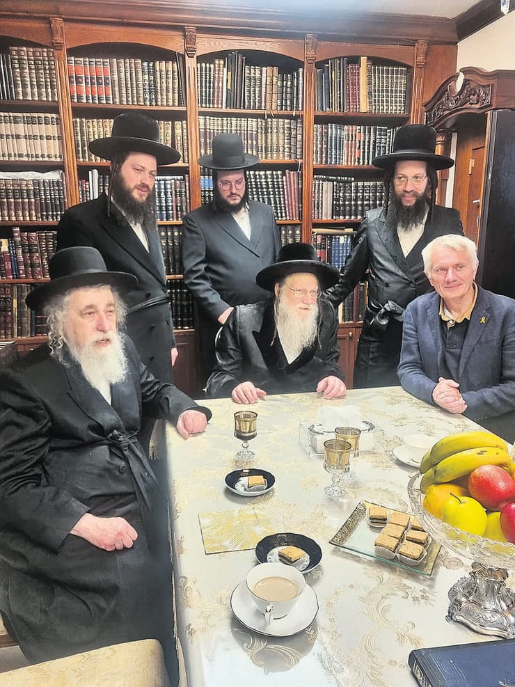 שגריר פולין בישראל מאצ'יי חוניה בביקור בביתו של האדמו"ר ממודזיץ' בבני ברק