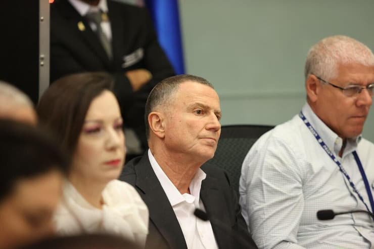 זה שמודח, וזו שתחליף אותו. אדלשטיין וגוטליב (צילום: אלכס קולומויסקי ) טלי גוטליב ויולי אדלשטיין בועדת חוץ וביטחון