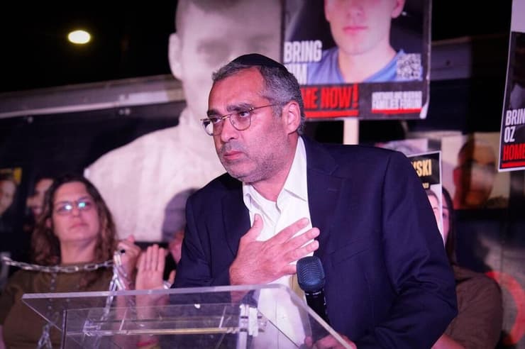 "רוב חבריי בחיים הם לא חובשי-כיפות מכיוון שאני לא מחפש באדם דת, אני מחפש בו היגיון, אני מחפש בו סברה נכונה, דרך ישר". העצרת להחזרת החטופים מול מעון רה"מ (צילום: שלו שלום ) עצרת להחזרת החטופים מול מעון רה"מ