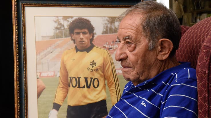 משה רן עם תמונה של בנו אבי רן