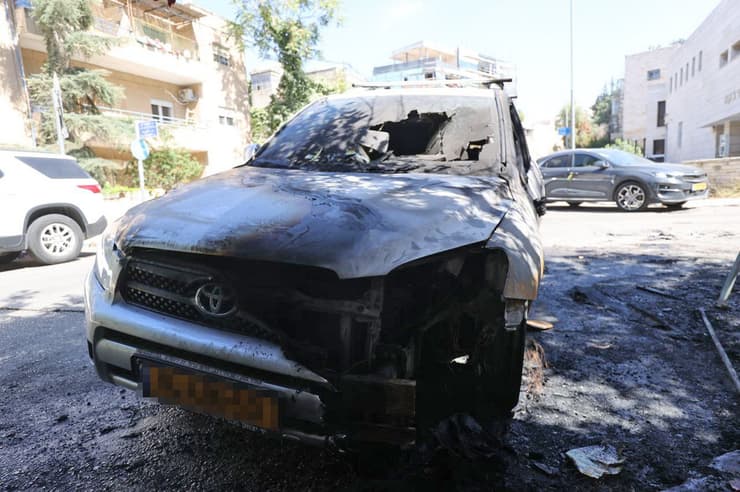 רכב נשרף ברחוב עזה בירושלים כתוצאה מפעילות מחאה באזור למען החטופים