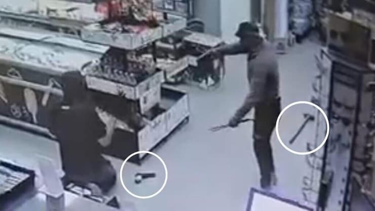 השודד כורע על הרצפה, כשלצידו "אקדח" עצורים לאחר ניסיון שוד בתחנת שירות סמוך ללקיה