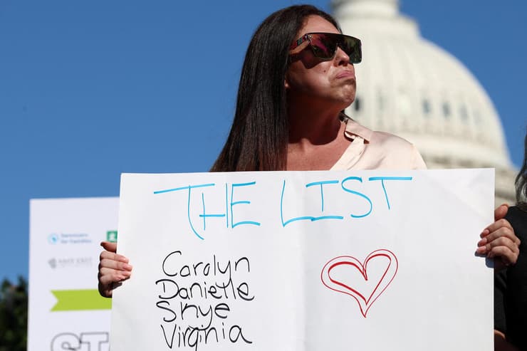 צילום: REUTERS/Evelyn Hockstein היילי רובסון קורבן של אפשטיין ב מסיבת עיתונאים מחוץ לקיפטול ארה"ב