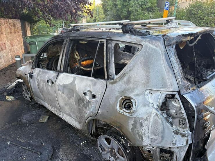 רכב נשרף ברחוב עזה בירושלים כתוצאה מפעילות מחאה באזור למען החטופים