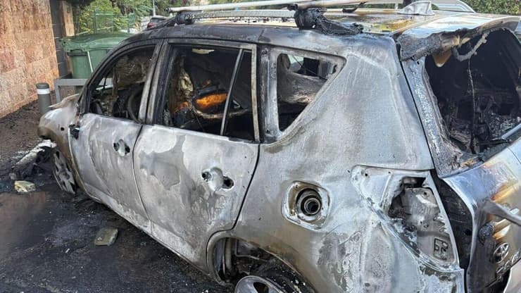 רכב נשרף ברחוב עזה בירושלים כתוצאה מפעילות מחאה באזור למען החטופים