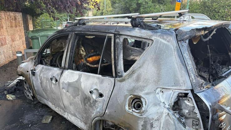 רכב נשרף ברחוב עזה בירושלים כתוצאה מפעילות מחאה באזור למען החטופים