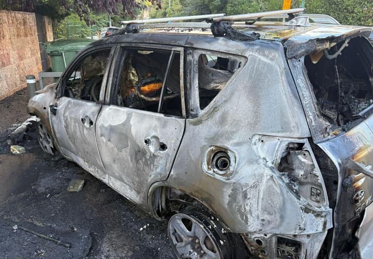 רכב נשרף ברחוב עזה בירושלים כתוצאה מפעילות מחאה באזור למען החטופים