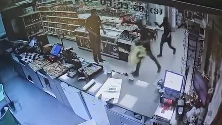 מתוך התיעוד: השודדים נכנסו לחנות עם שק, פטיש ו"אקדח" עצורים לאחר ניסיון שוד בתחנת שירות סמוך ללקיה