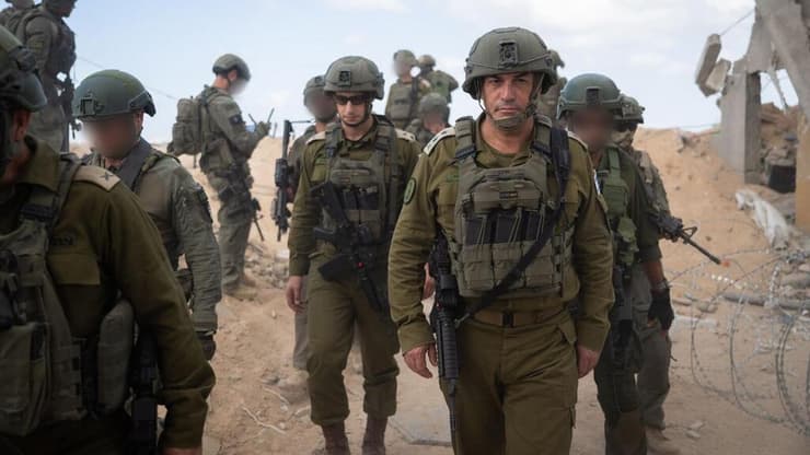 חושש מכישלון - ומזהיר. זמיר (צילום: דובר צה"ל) הרמטכ"ל רב אלוף אייל זמיר בסיור שטח ברצועת עזה