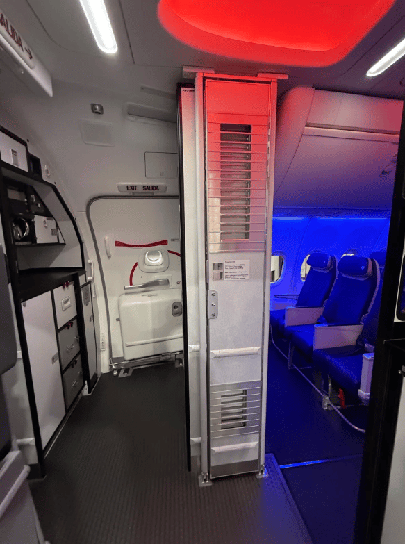 וכך נראה המחסום כשהוא מקופל (Southwest Airlines) לראשונה: מחסום משני לתא הטייס במטוס סאות'ווסט איירליינס