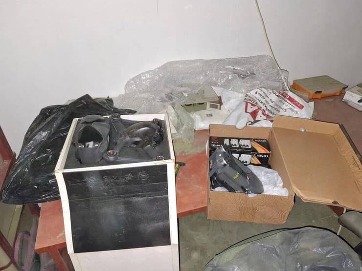 הרחפנים שנרכשו ונתפסו על ידי שב"כ (צילום: דוברות שב"כ ) סוכלה חוליית חמאס שתכננה לבצע פיגוע התנקשות באמצעות רחפני נפץ נגד השר לביטחון לאומי איתמר בן גביר