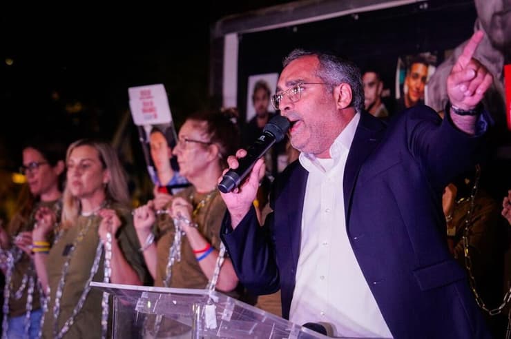 "לא רק מנהיגי החמאס ירדו למנהרות ב-7 באוקטובר, גם מנהיגי הציבור החרדי ירדו למנהרות. הייתה דממה". עצרת להחזרת החטופים מול מעון רה"מ (צילום: שלו שלום ) עצרת להחזרת החטופים מול מעון רה"מ