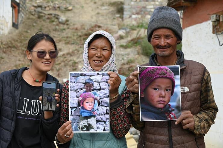 משפחתו של דורג'י עם התמונות שלו מ-2006 ו-2009