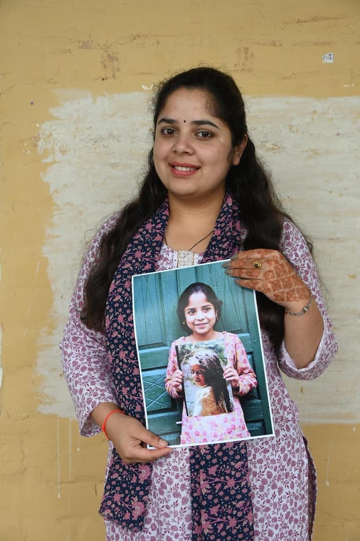 נאה ב-2025 מחזיקה את תמונתה מ-2009