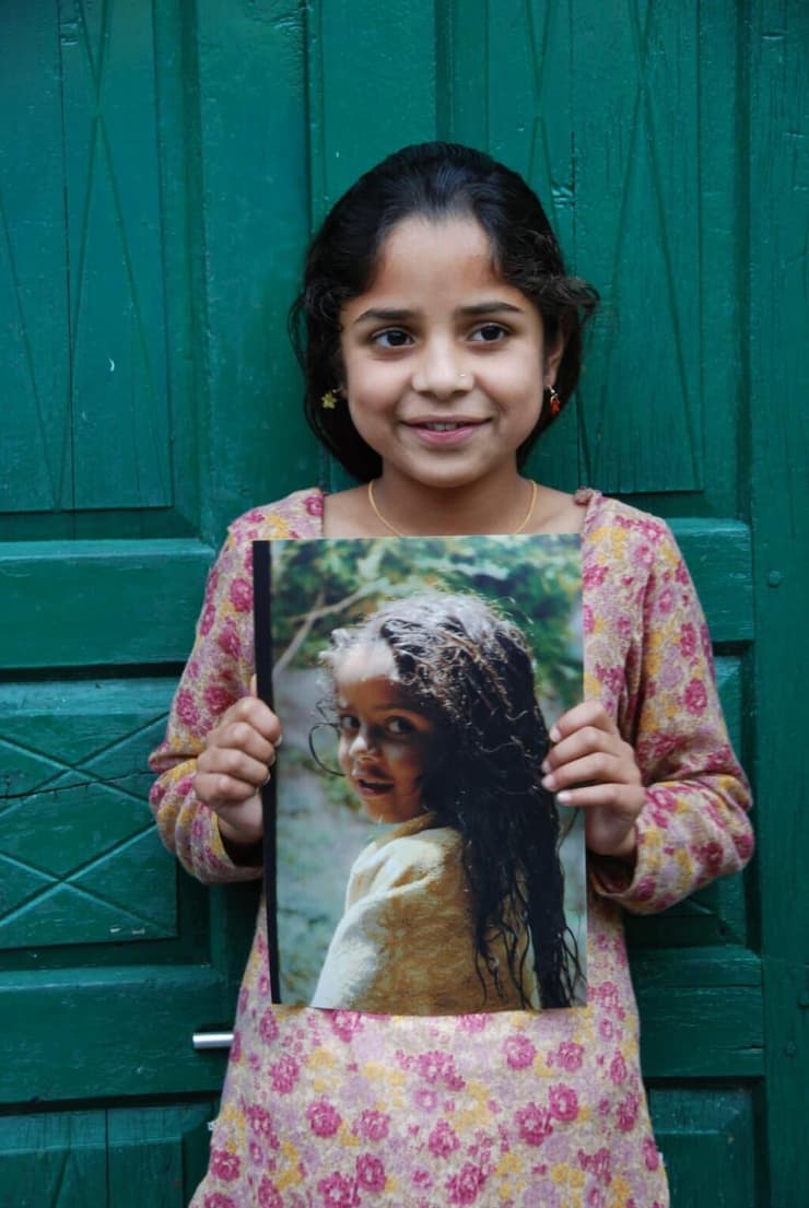 נאה ב-2009 מחזיקה את תמונתה מ-2006