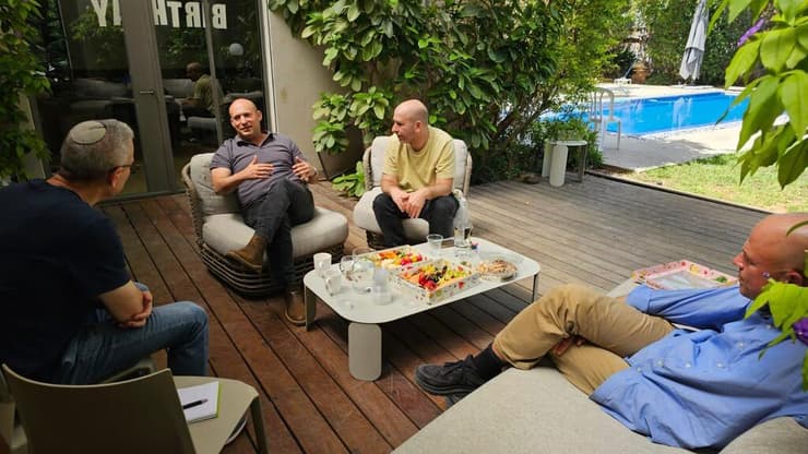 חנוך דאום בשיחה משותפת עם נפתלי בנט, מיכה גודמן ודניאל שרייבר