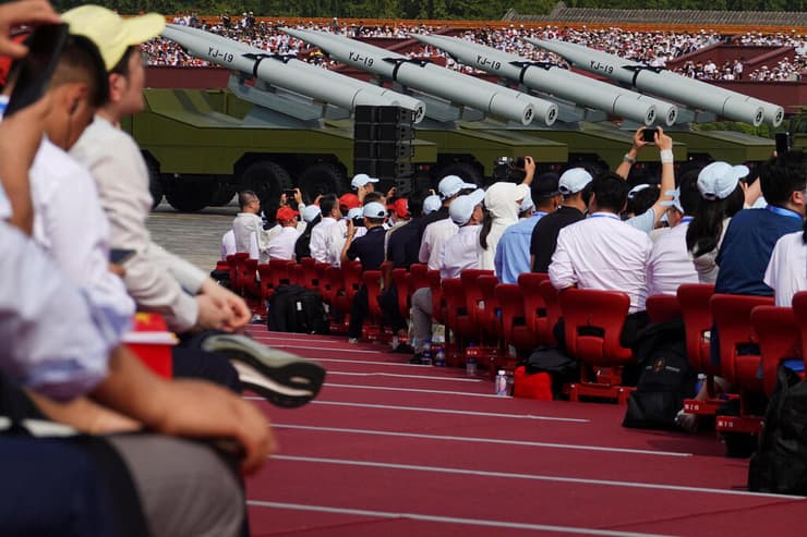 טילים היפרסוניים שהוצגו במצעד צבאי ב סין