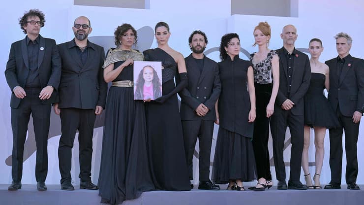 יוצרי הסרט "קולה של הינד רג'ב" בפסטיבל ונציה, 2025 (צילום: Tiziana FABI/AFP) יוצרי הסרט "קולה של הינד רג'ב" בפסטיבל ונציה, 2025