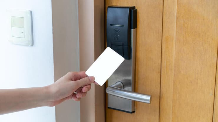 נכנסה בלי לדפוק. כרטיס חדר במלון