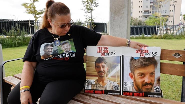 סילביה קוניו אימם  של דוד ואריאל קוניו שנחטפו לרצועת עזה ובשבי החמאס 700 ימים