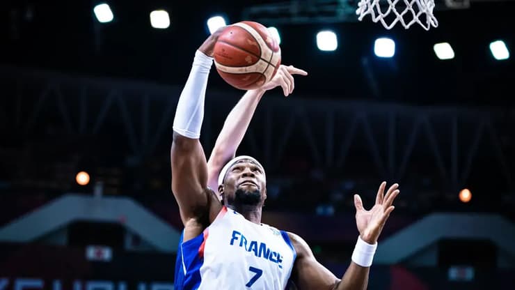 יאבוסלה בדרך לעוד שתי נקודות (צילום: FIBA) יאבוסלה