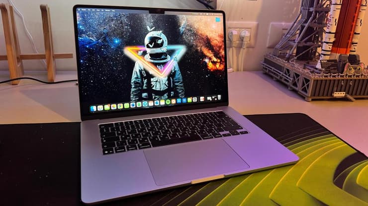 מקבוק אייר M4 של אפל