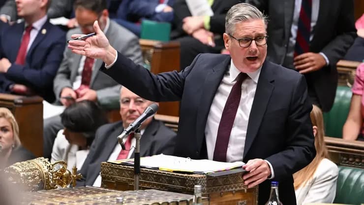 ראש ממשלת בריטניה קיר סטרמר נואם בפרלמנט, אתמול ראש ממשלת בריטניה קיר סטרמר ב פרלמנט הבריט בלונדון