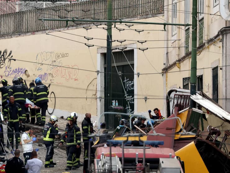 צילום: PATRICIA DE MELO MOREIRA / AFP אסון רכבל ב ליסבון פורטוגל