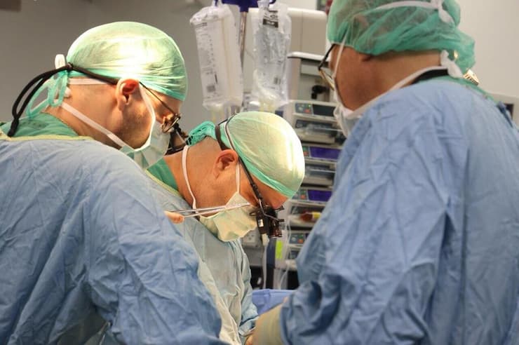 צוות רב-תחומי בשיבא ניצח על הניתוח הנדיר (צילום: יחידת הצילום, שיבא) השתלת לב לאחר לב מלאכותי בבית החולים שיבא