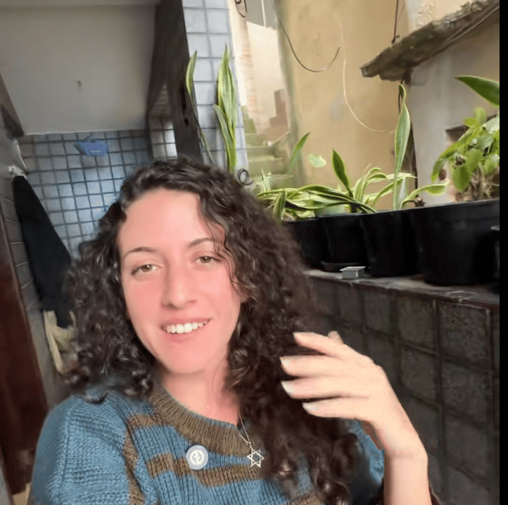 ליהיא מאיר במרפסת בפבלה