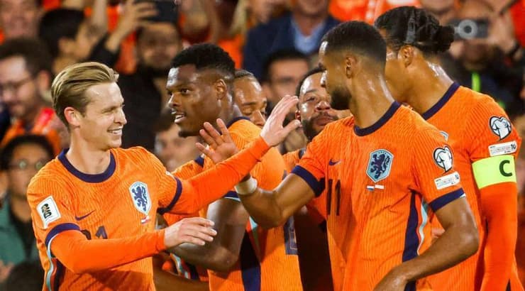 שחקני הולנד חוגגים (IMAGO) שחקני הולנד חוגגים