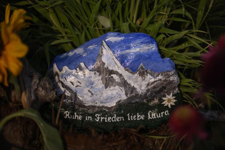 אבן להנצחתה של לאורה דלמאייר