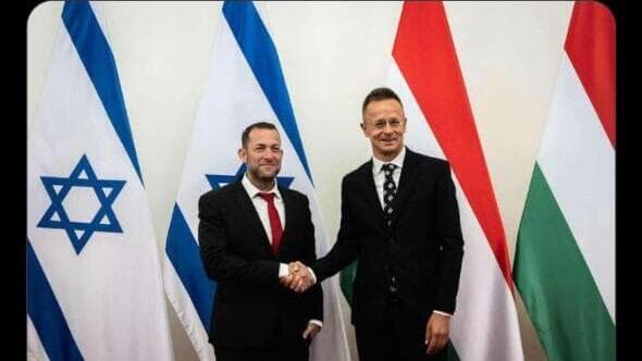 פיירטו ודגן בפגישתם בבודפשט. "עומדים יחד מול התיאטרון של מקרון" שר החוץ ההונגרי ליוסי דגן: "חלק מהחלטות בריסל - סנטימנט אנטי ישראלי"
