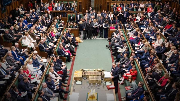 ראש ממשלת בריטניה קיר סטרמר ב פרלמנט הבריט בלונדון